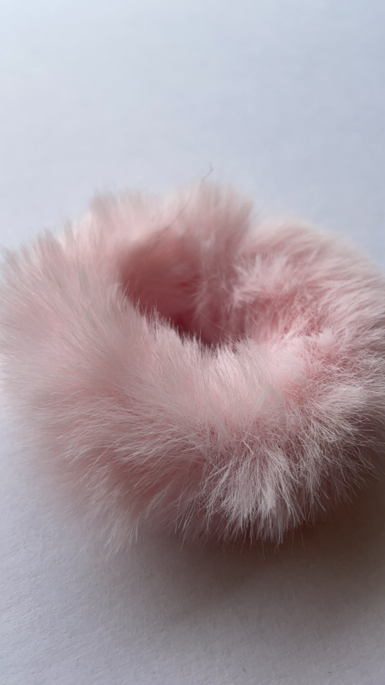 Knotband Fluffy Roze