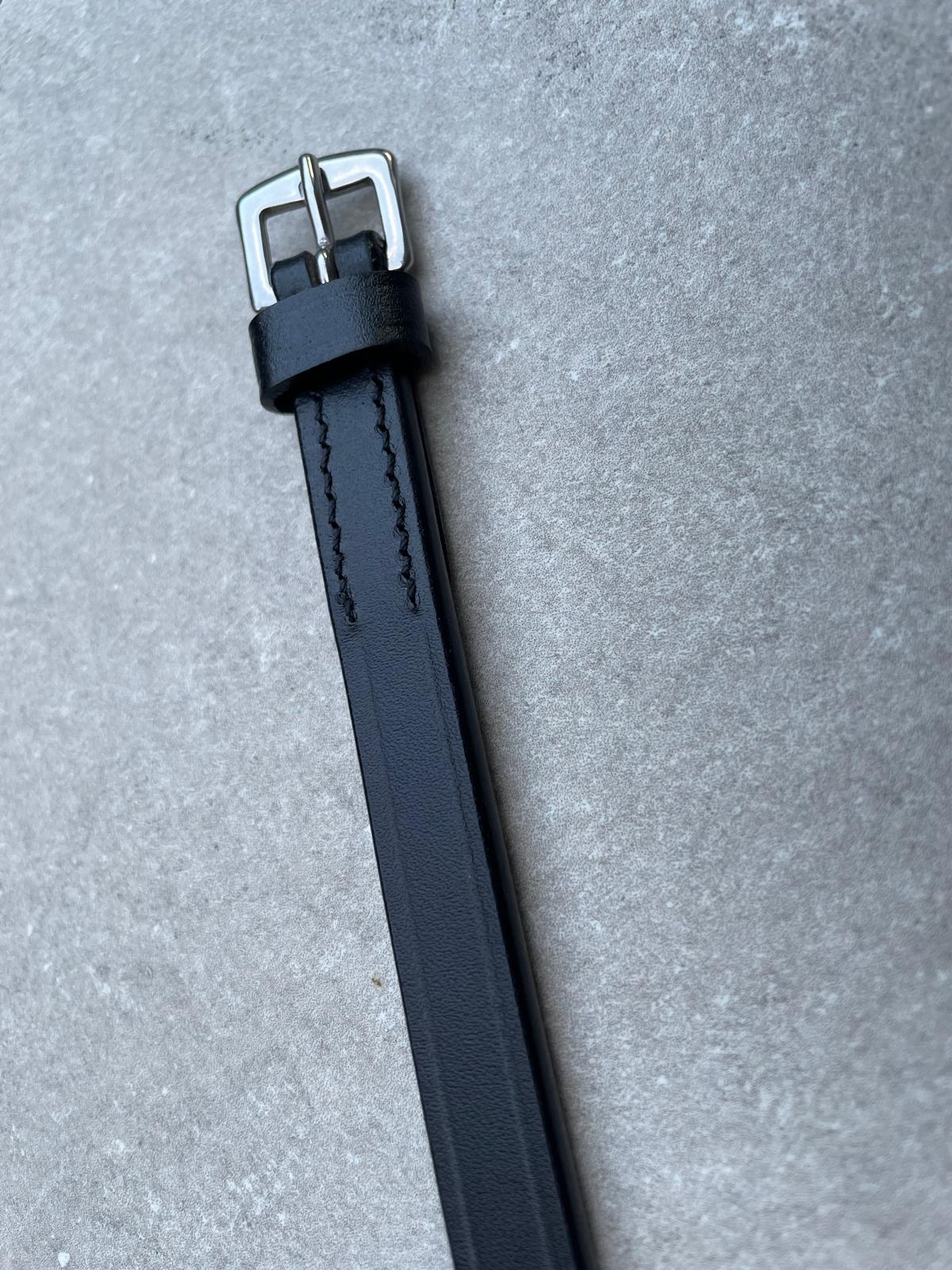 Sperriem zwart, Zilvere gesp