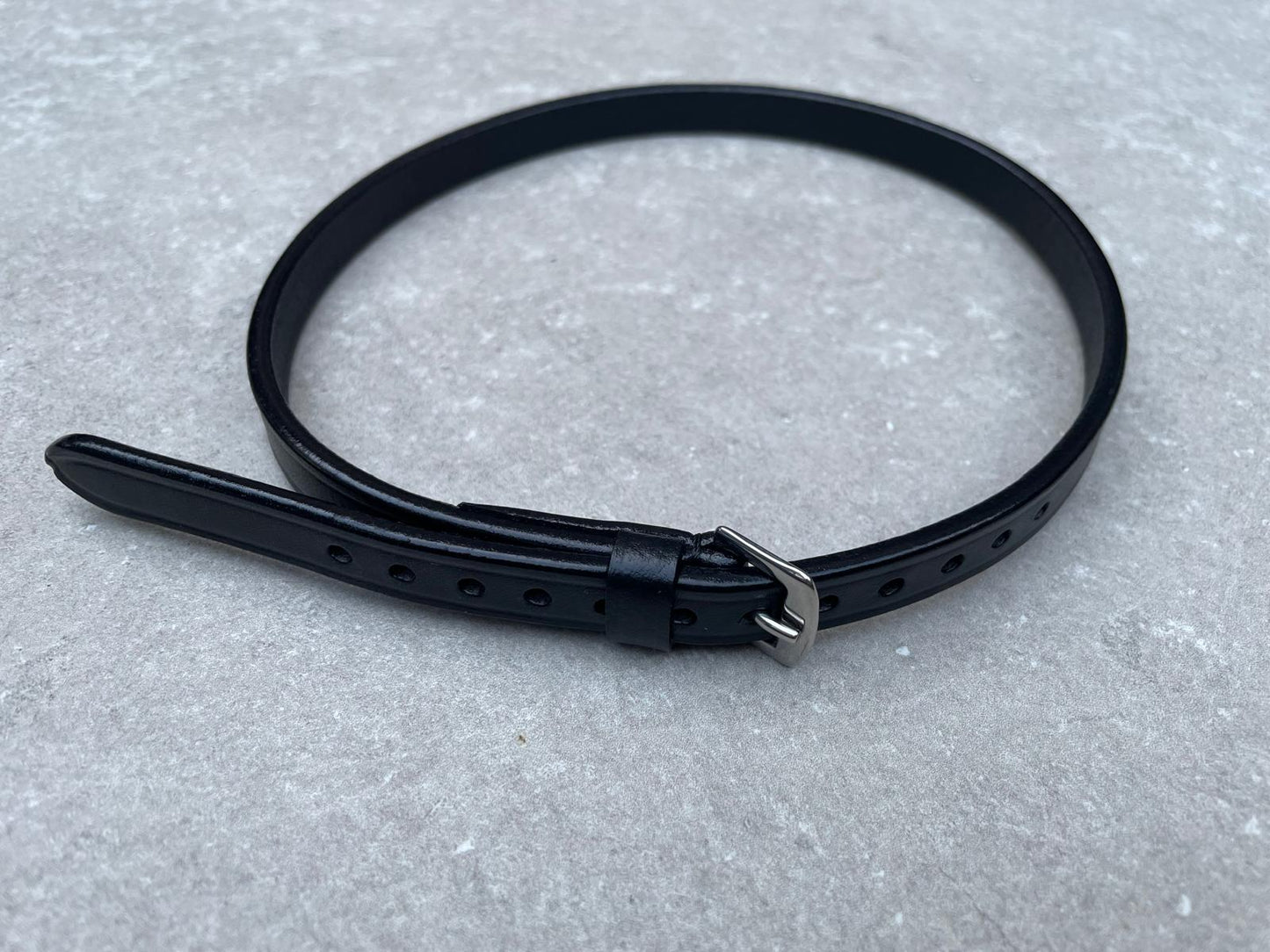 Sperriem zwart, Zilvere gesp