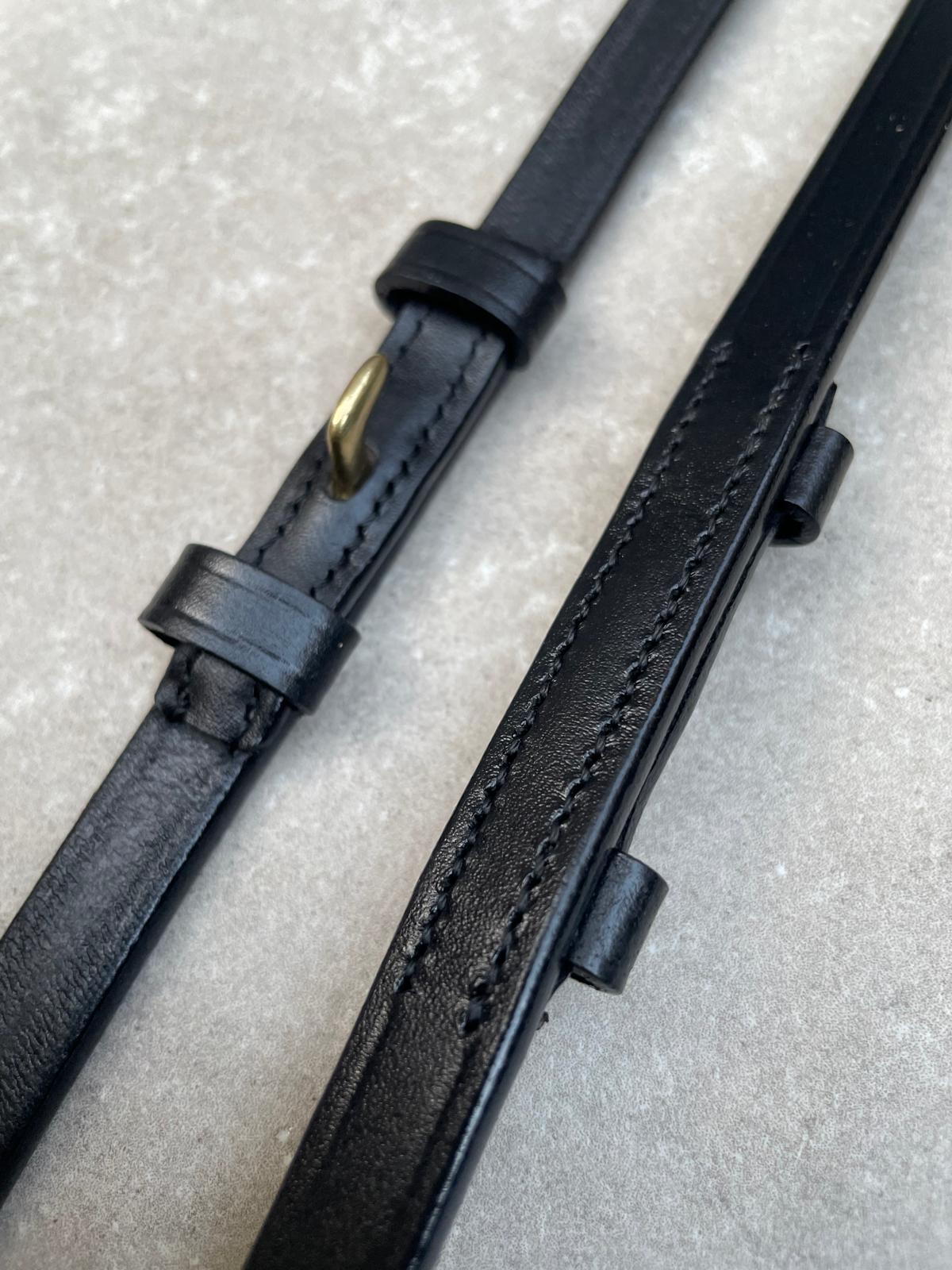 Bakstukken zwart, Goude gesp