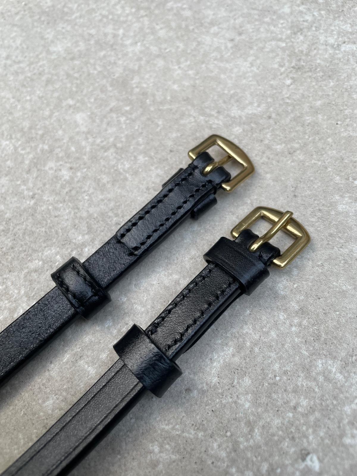 Bakstukken zwart, Goude gesp