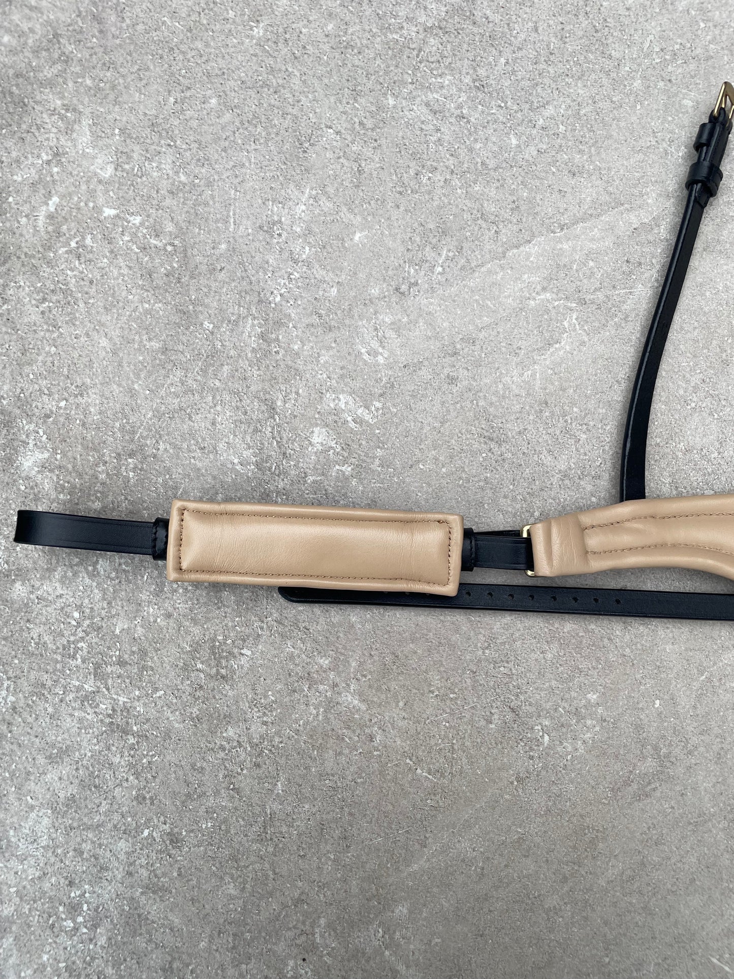 Neusriem Rocktrim Creme onderlegd, Goud rocktrim, Lak leer