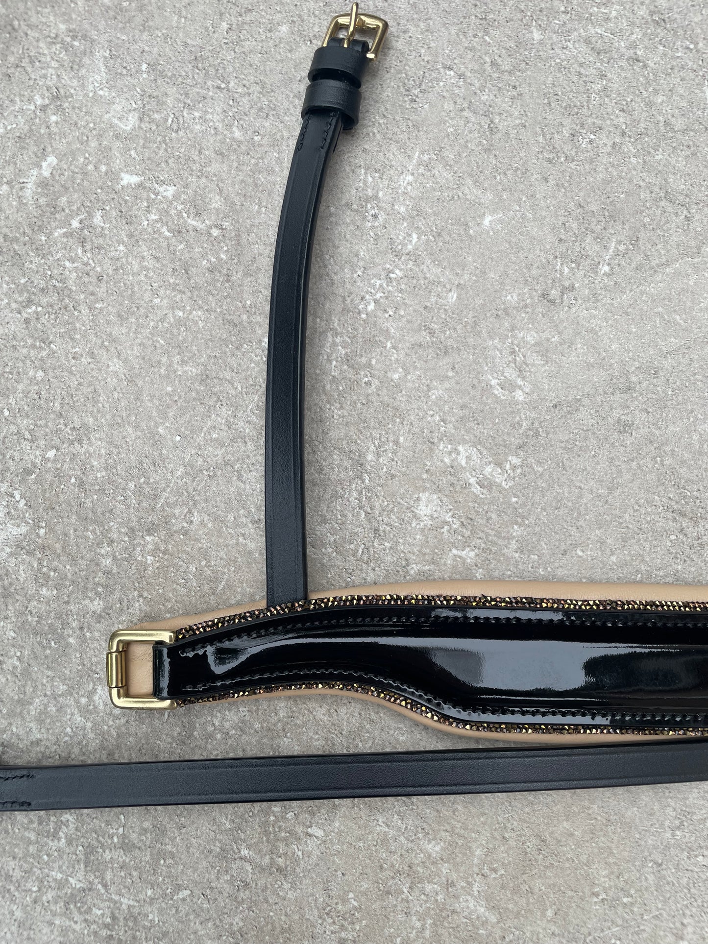 Neusriem Rocktrim Creme onderlegd, Goud rocktrim, Lak leer