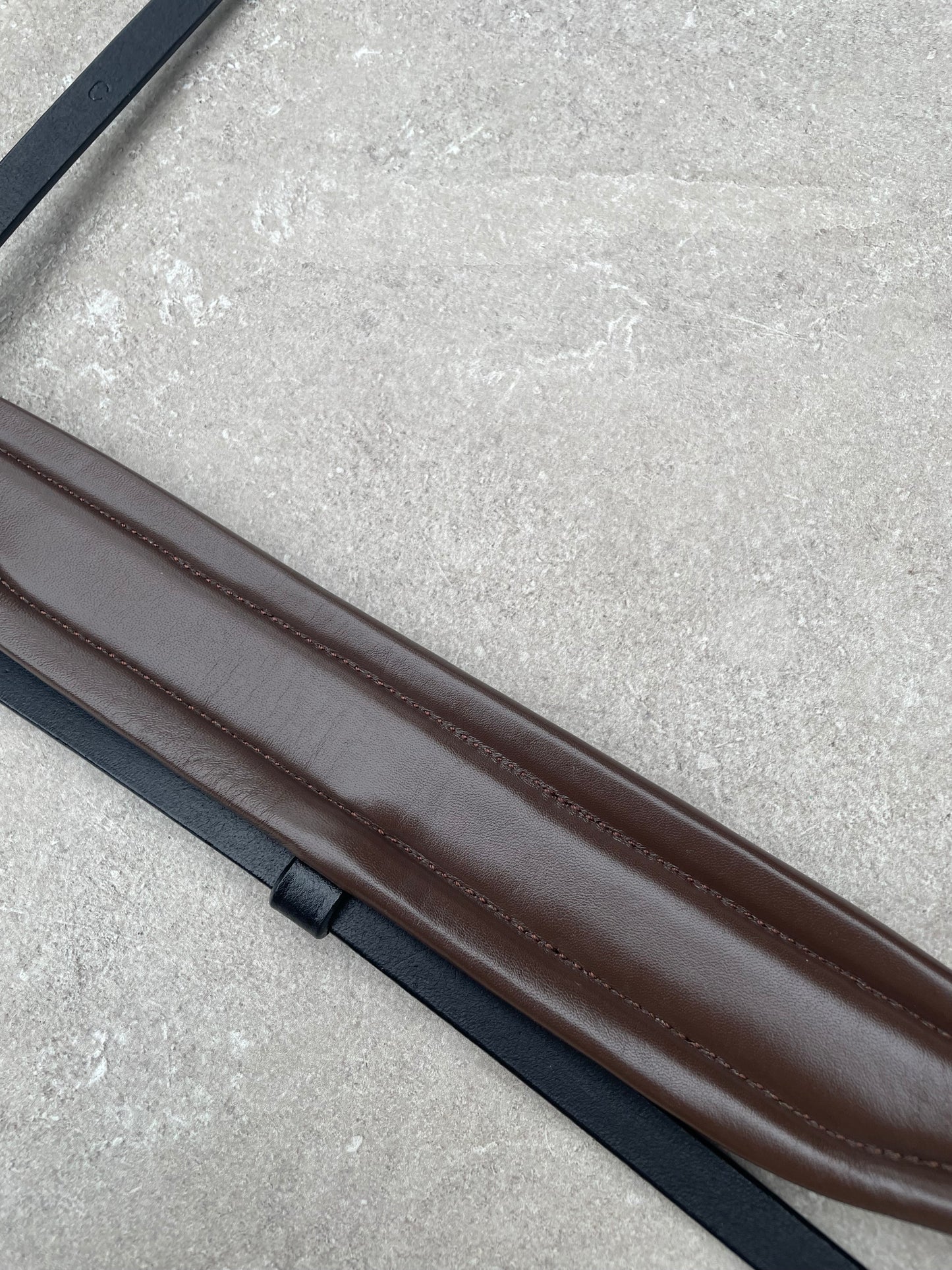 Neusriem Rocktrim Bruin onderlegd, Goud rocktrim, Lak leer