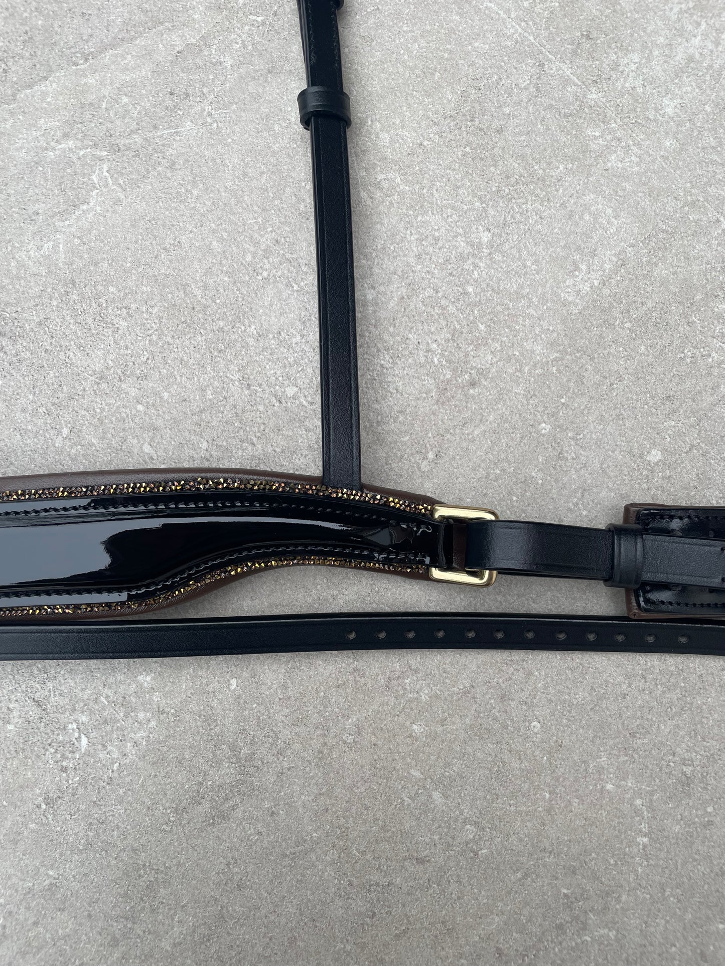 Neusriem Rocktrim Bruin onderlegd, Goud rocktrim, Lak leer