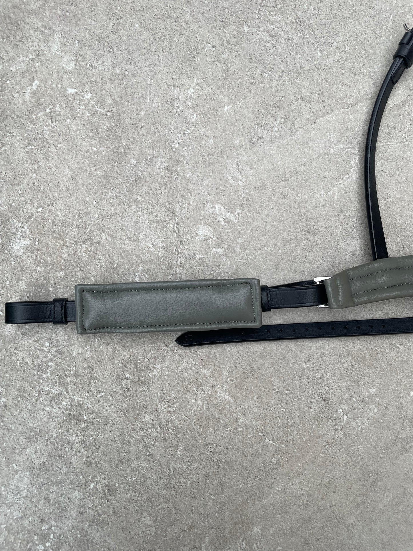 Neusriem Rocktrim Grijs onderlegd, Zilver rocktrim, Lak leer