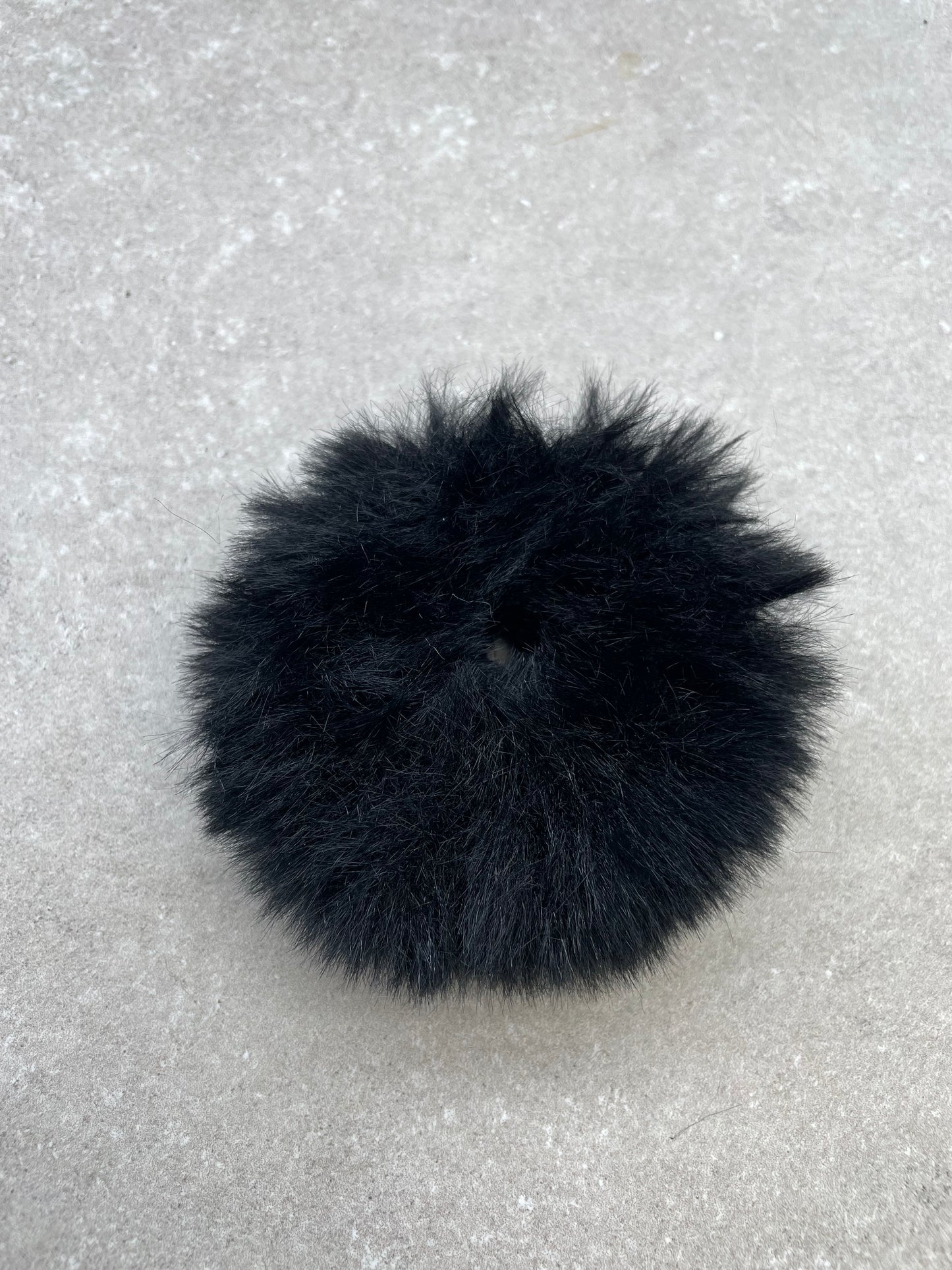 Knotband Fluffy Zwart