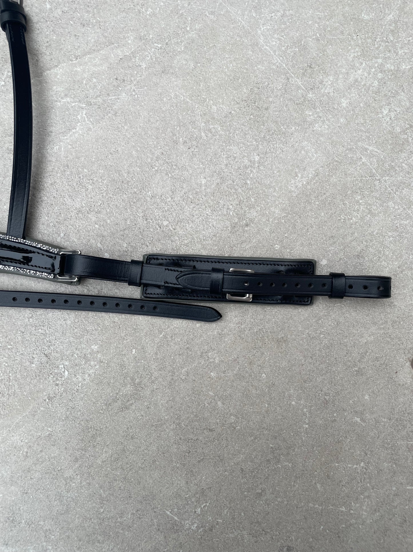 Neusriem Rocktrim Grijs onderlegd, Zilver rocktrim, Lak leer