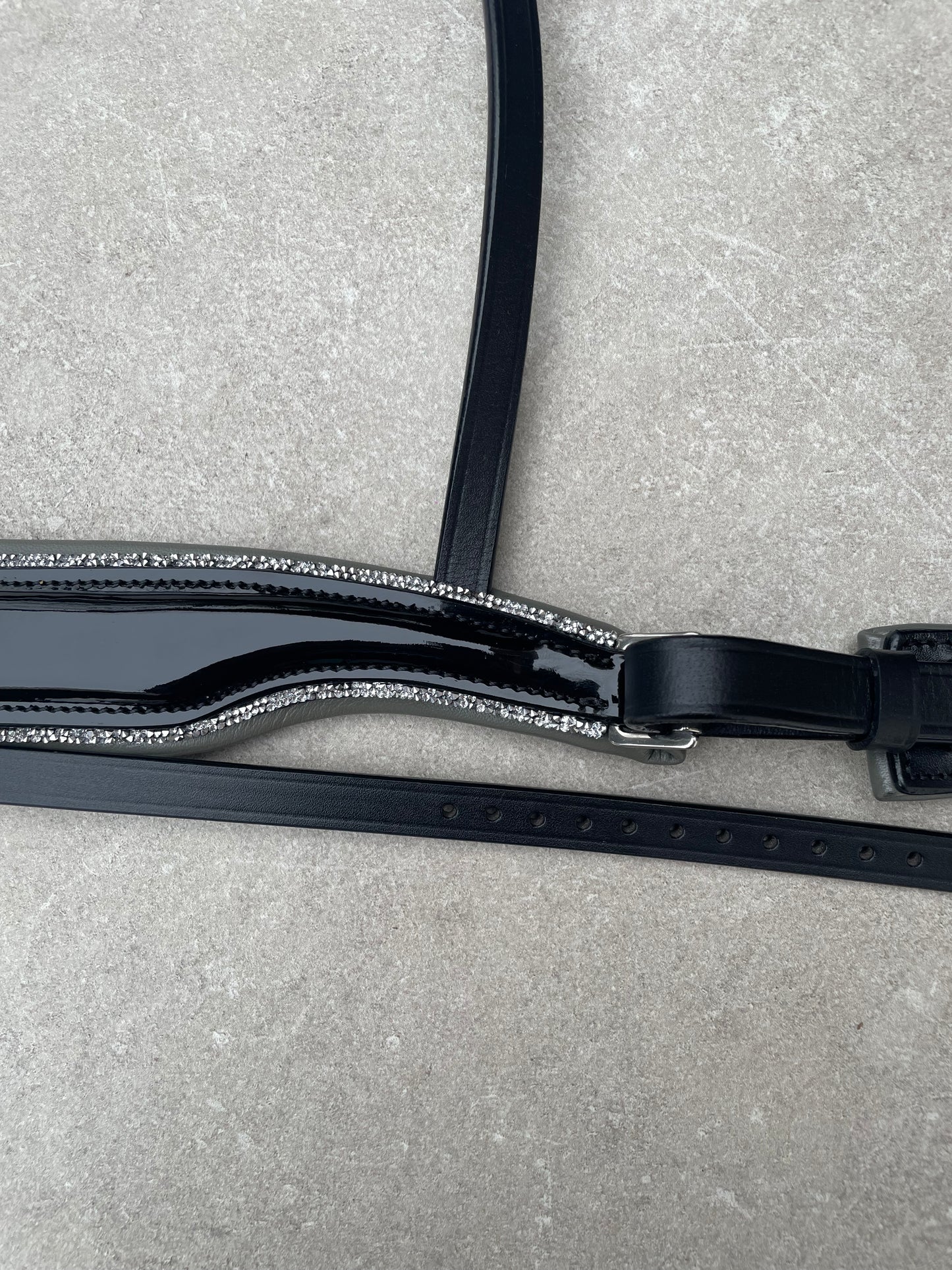 Neusriem Rocktrim Grijs onderlegd, Zilver rocktrim, Lak leer