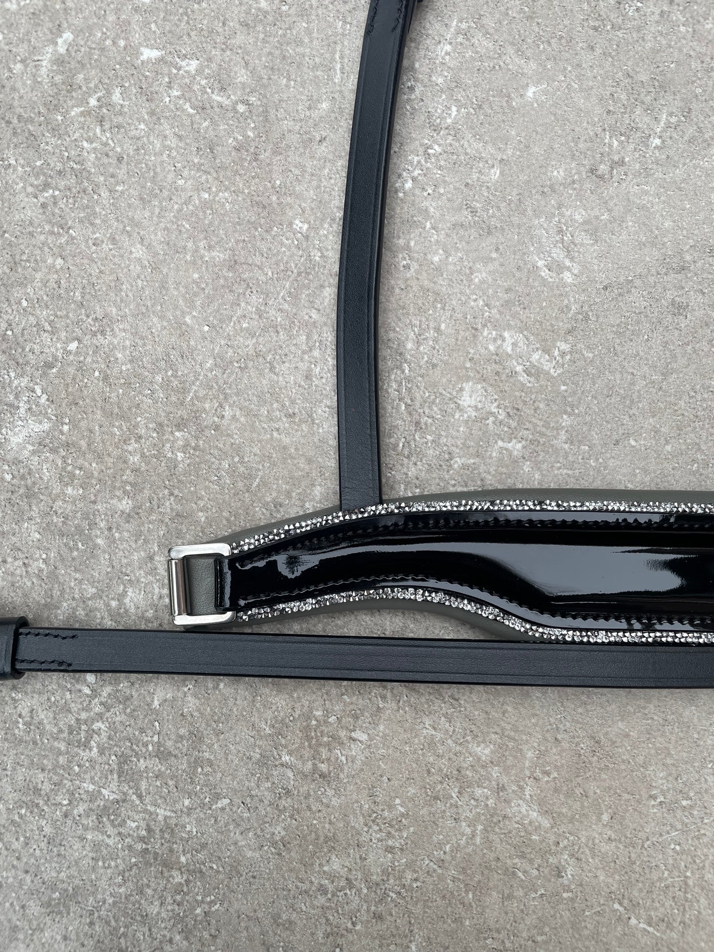 Neusriem Rocktrim Grijs onderlegd, Zilver rocktrim, Lak leer