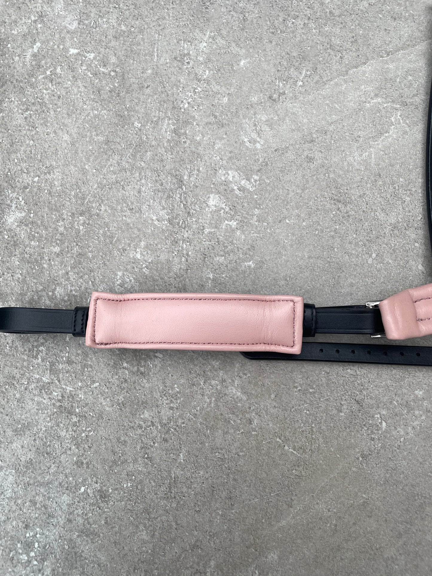 Neusriem Rocktrim Roze onderlegd, Rosegoud rocktrim, Lak leer