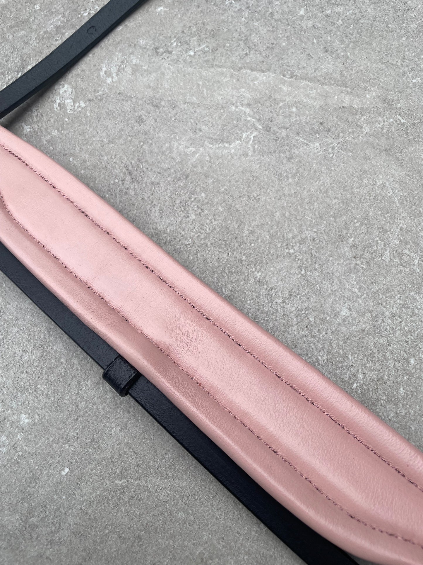 Neusriem Rocktrim Roze onderlegd, Rosegoud rocktrim, Lak leer