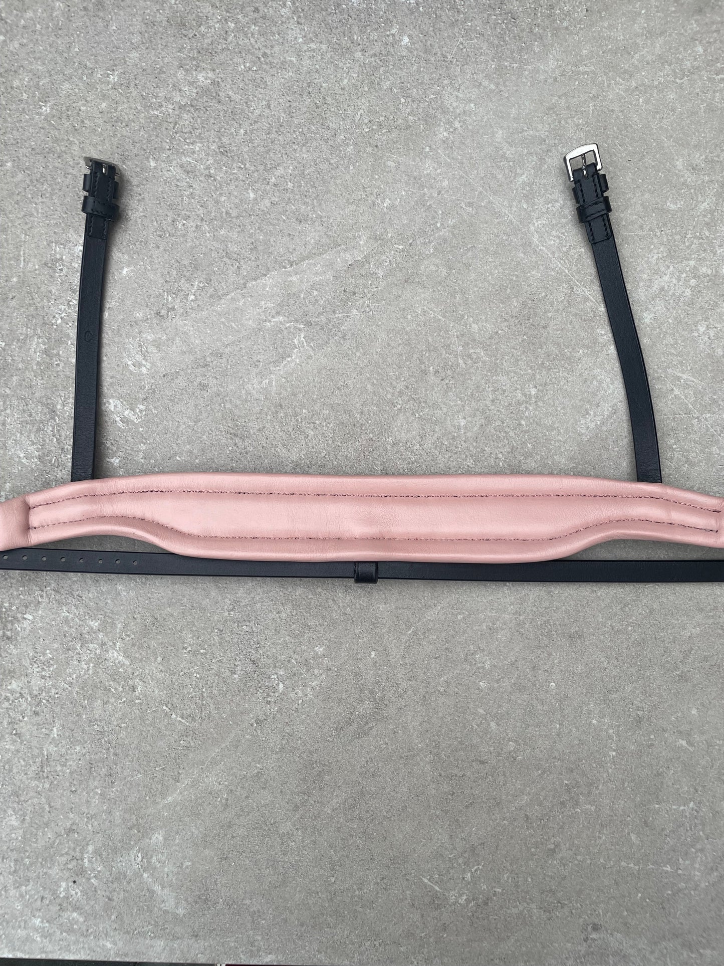 Neusriem Rocktrim Roze onderlegd, Rosegoud rocktrim, Lak leer