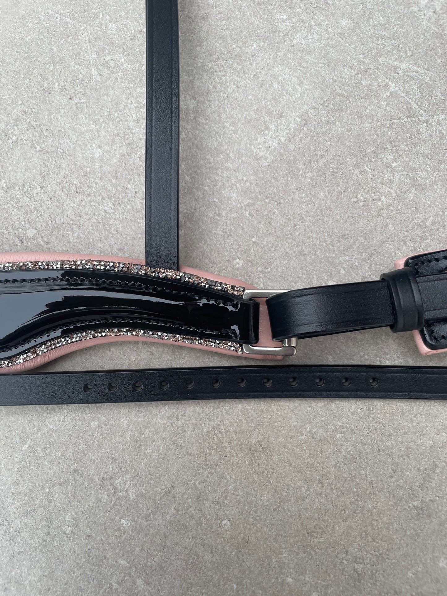 Neusriem Rocktrim Roze onderlegd, Rosegoud rocktrim, Lak leer