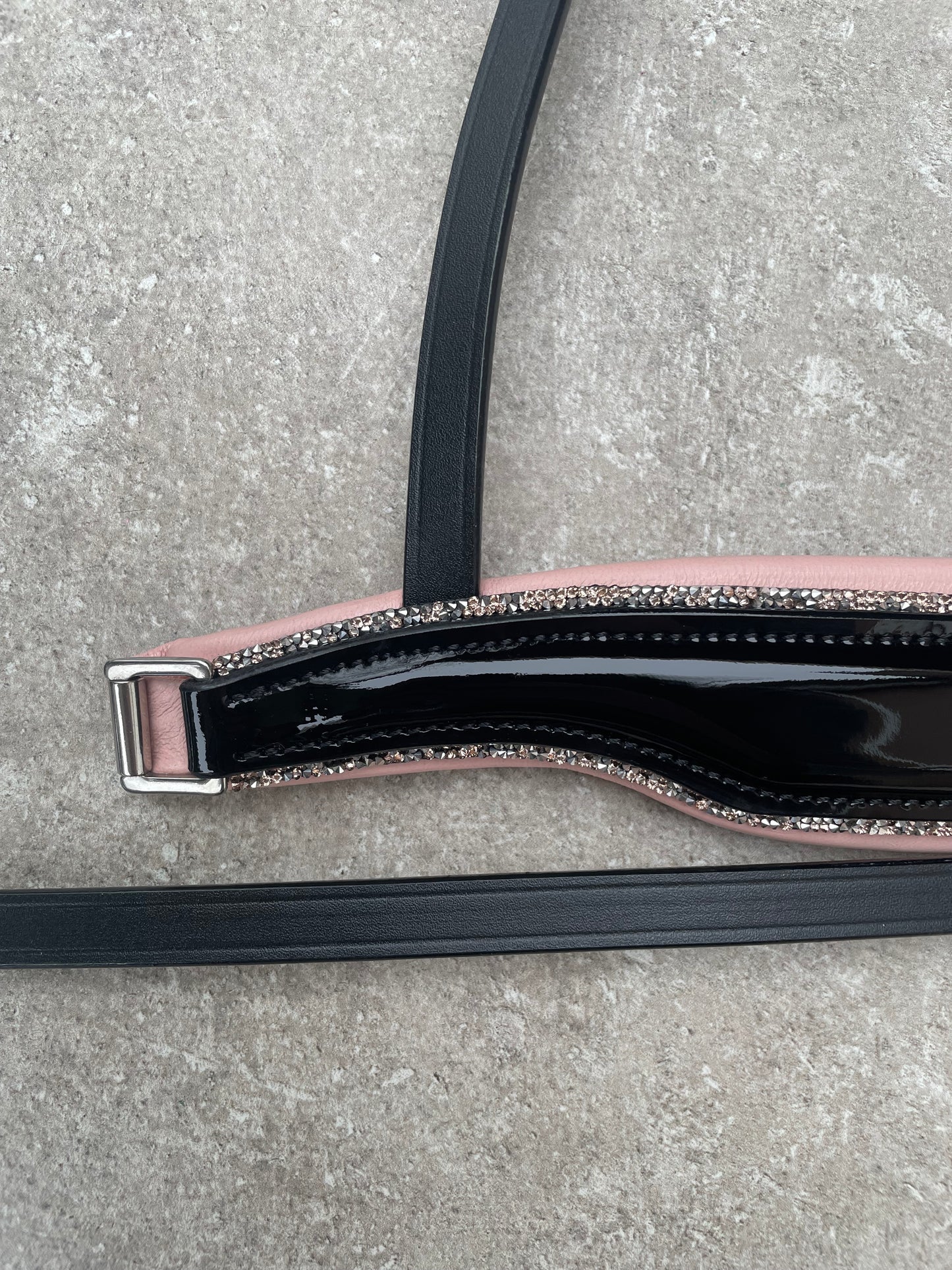 Neusriem Rocktrim Roze onderlegd, Rosegoud rocktrim, Lak leer