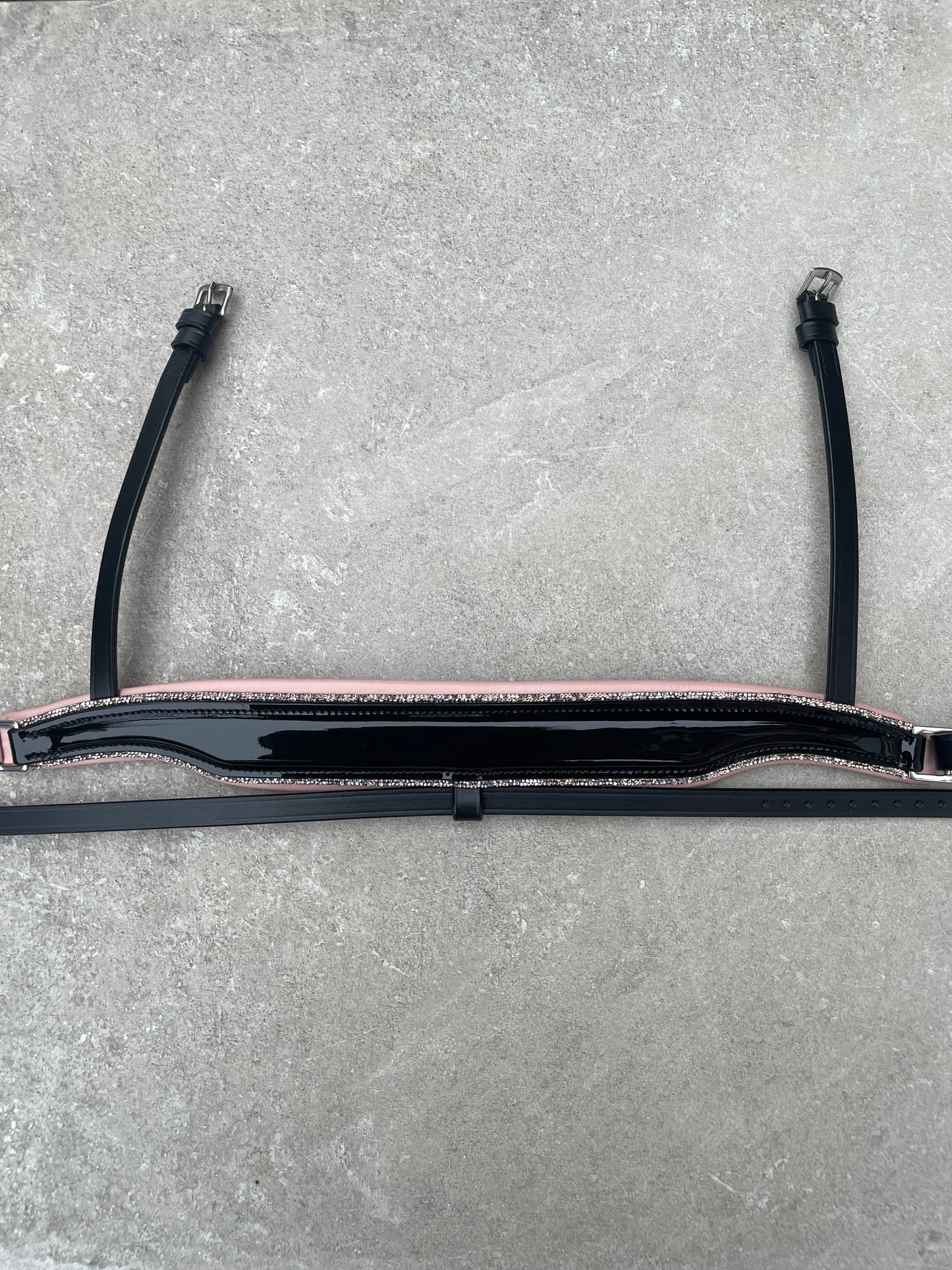 Neusriem Rocktrim Roze onderlegd, Rosegoud rocktrim, Lak leer