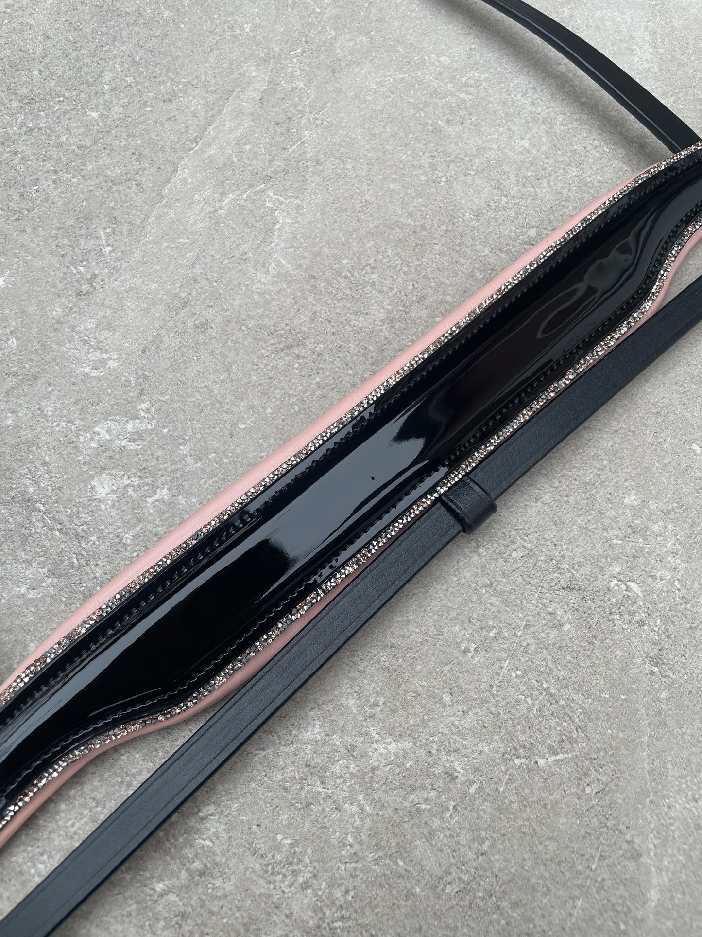 Neusriem Rocktrim Roze onderlegd, Rosegoud rocktrim, Lak leer