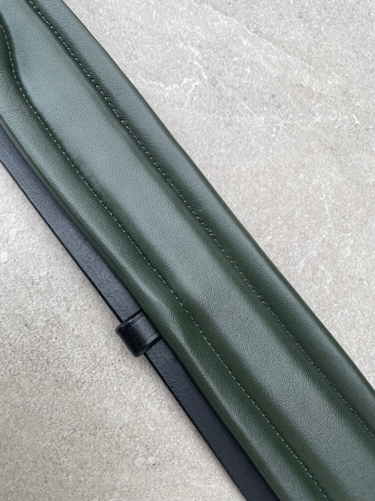 Neusriem Rocktrim Army groen onderlegd, Zwart rocktrim, Mat leer